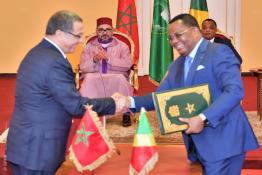 Image du Maroc Professionnelle de  Sa Majesté le Roi Mohammed VI, et le Chef de l'Etat congolais SEM. Denis Sassou NíGuesso, président la cérémonie de signature de plusieurs accords de coopération au Palais du peuple à Brazzaville, lundi 30 Avril 2018 . (Photo/ SPPR) via Jalilbounhar.com 